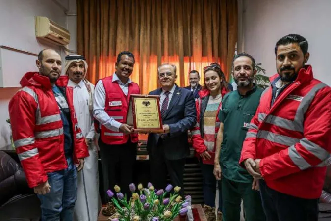كرّم وزير التعليم العالي والبحث العلمي  سفير دولة قطر في سورية  إلى جانب الفريق الطبي لمبادرة حملة عطاء بلا حدود القطرية