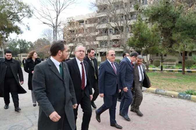 وزير التعليم العالي يتفقد السكن الجامعي في الهمك ويزور حاضنة نمو التقنية دعماً للباحثين الشباب